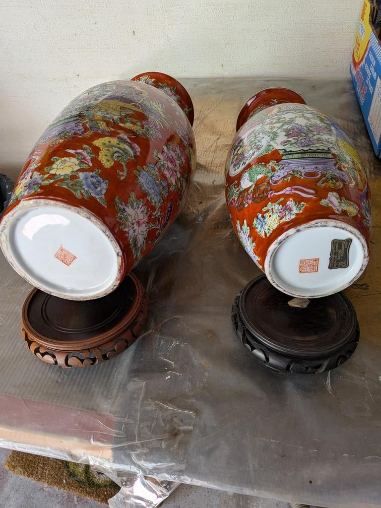 Chinese koppel vazen op houten voet 37cm en 41cm hoogte, Antiek en Kunst, Ophalen