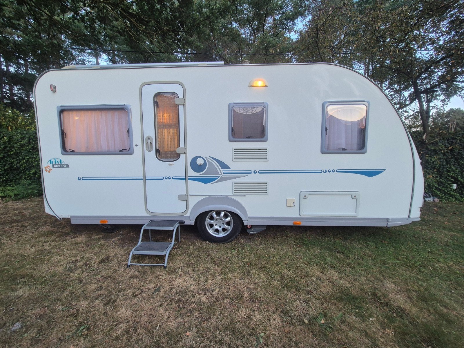 Adria 462 van 2005 met mover & leefbatterij, Caravans en Kamperen, Caravans, Koelkast, Rondzit, Dwarsbed, Particulier