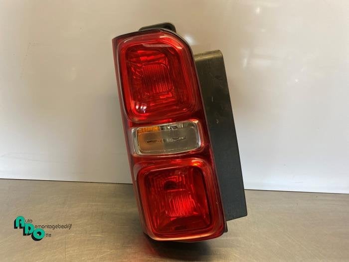 Achterlicht links van een Toyota Pro-Ace (Pro-Ace 16-), Gebruikt, -, -, Ophalen of Verzenden