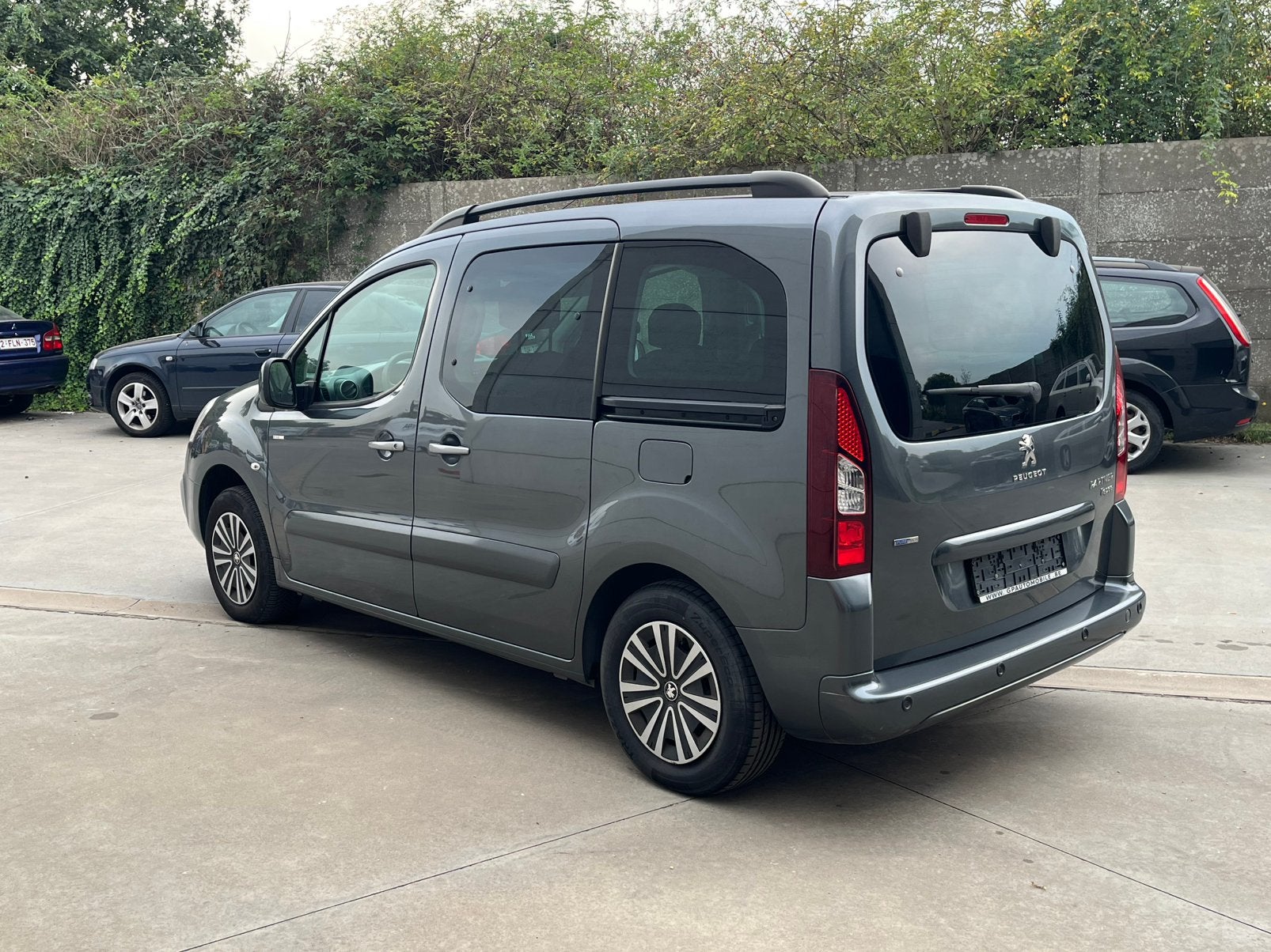 Peugeot Partner 1.2 essence 2017 avec 93 000 km *1ER PROPRE*, Autos, Ordinateur de bord, Argent ou Gris, Achat, Euro 6