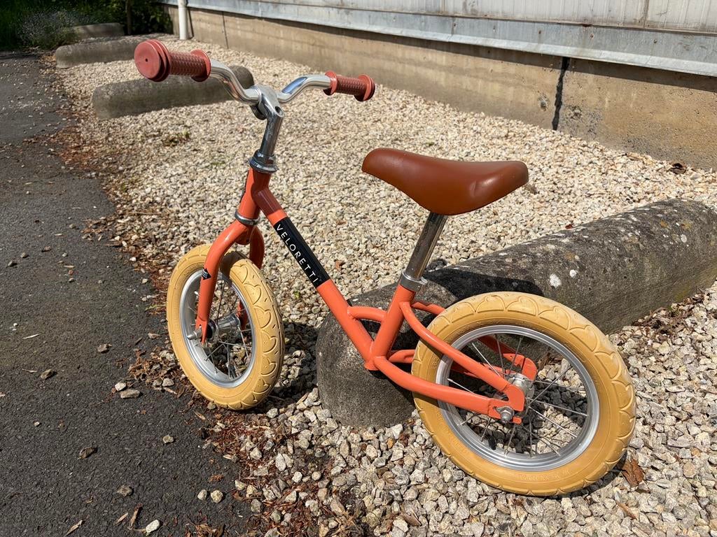 Veloretti Mini loopfiets in de kleur Blazing Salmon, Fietsen en Brommers, Fietsen | Kinderfietsjes, Zo goed als nieuw, Ophalen