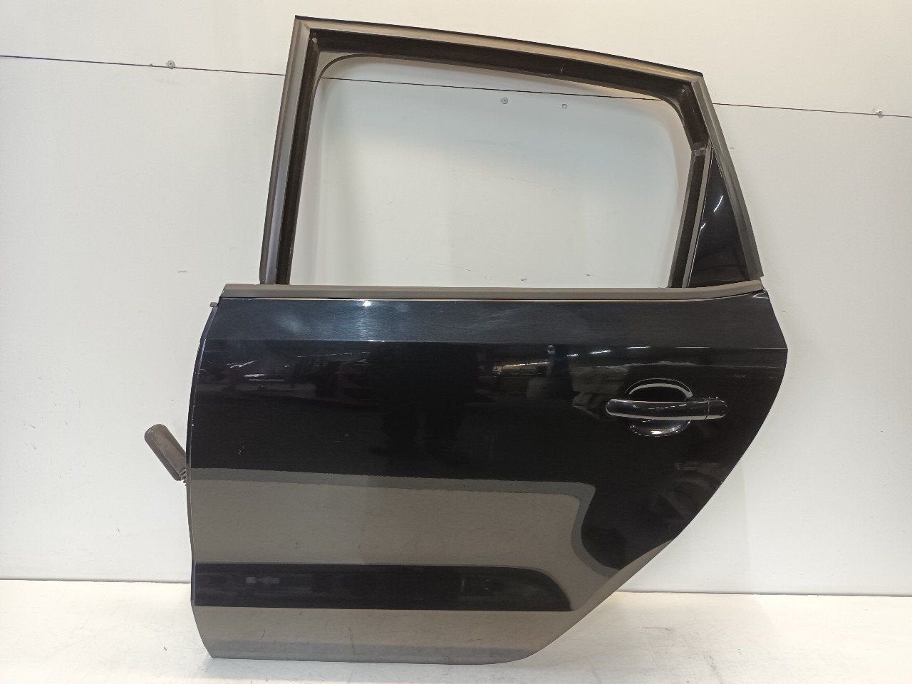 Portier links achter Volkswagen Polo, Onderdelen@venauto.nl, Van der Ven Autorecycling B.V., Ettenseweg 76, 4706 PB Roosendaal, The Netherlands