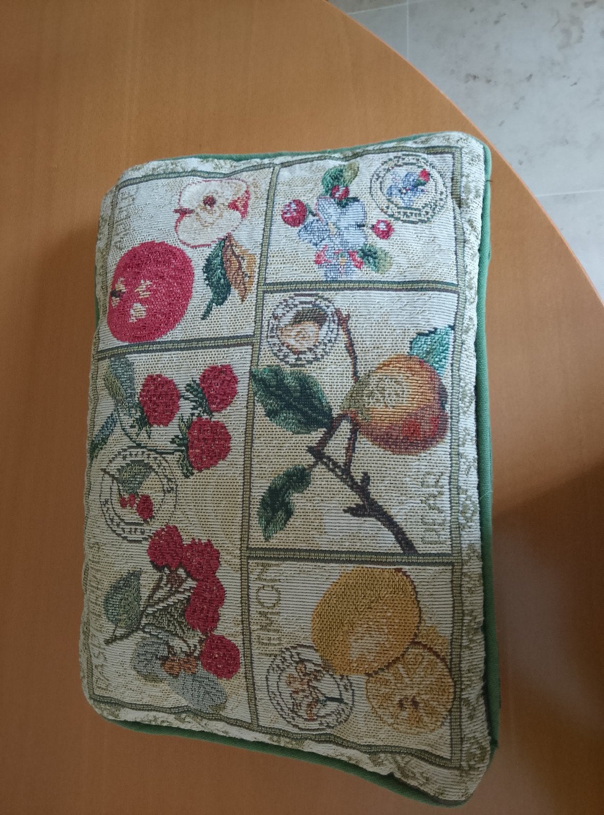 kussen met zomers fruit, Ophalen