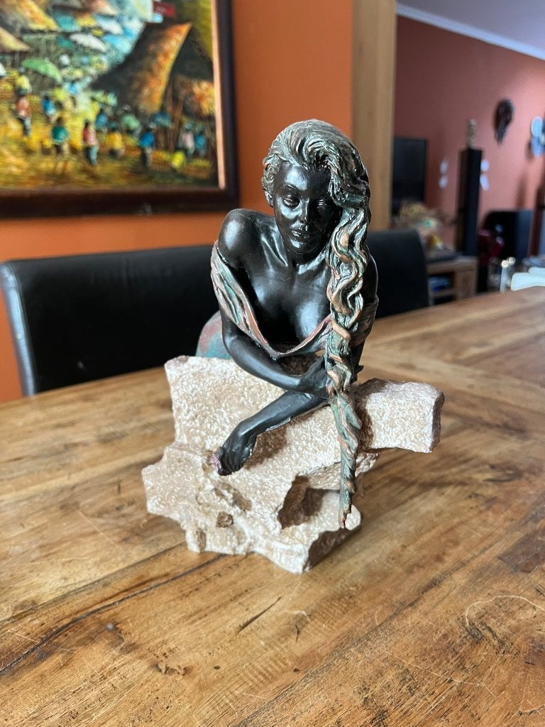 Sculpture vrouw op rots, Ophalen of Verzenden, Gebruikt, Mens