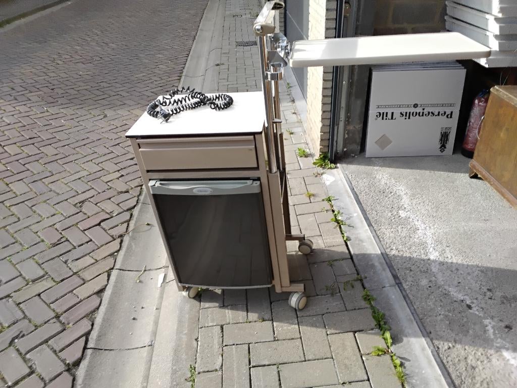 ziekenhuistafeltje met ijskast, Elektronische apparatuur, Ophalen