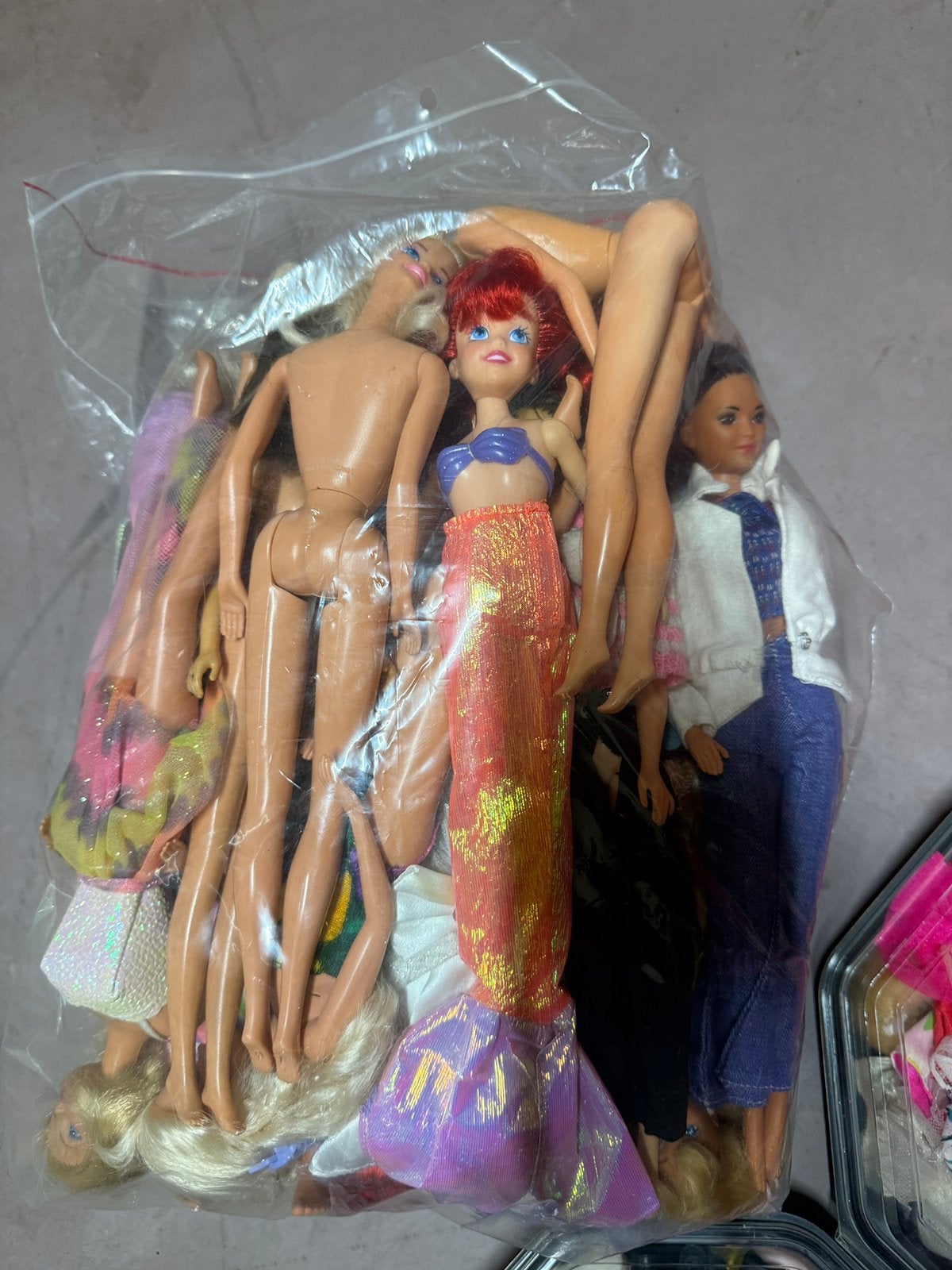 Barbies , kleertjes , paarden en stalling, Verzamelen, Ophalen, Gebruikt, Kleertjes