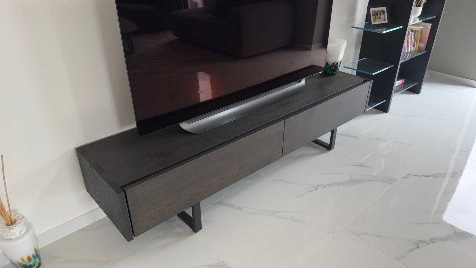 Tv-meubel donkere eik met zwarte metalen poten, Enlèvement, Comme neuf