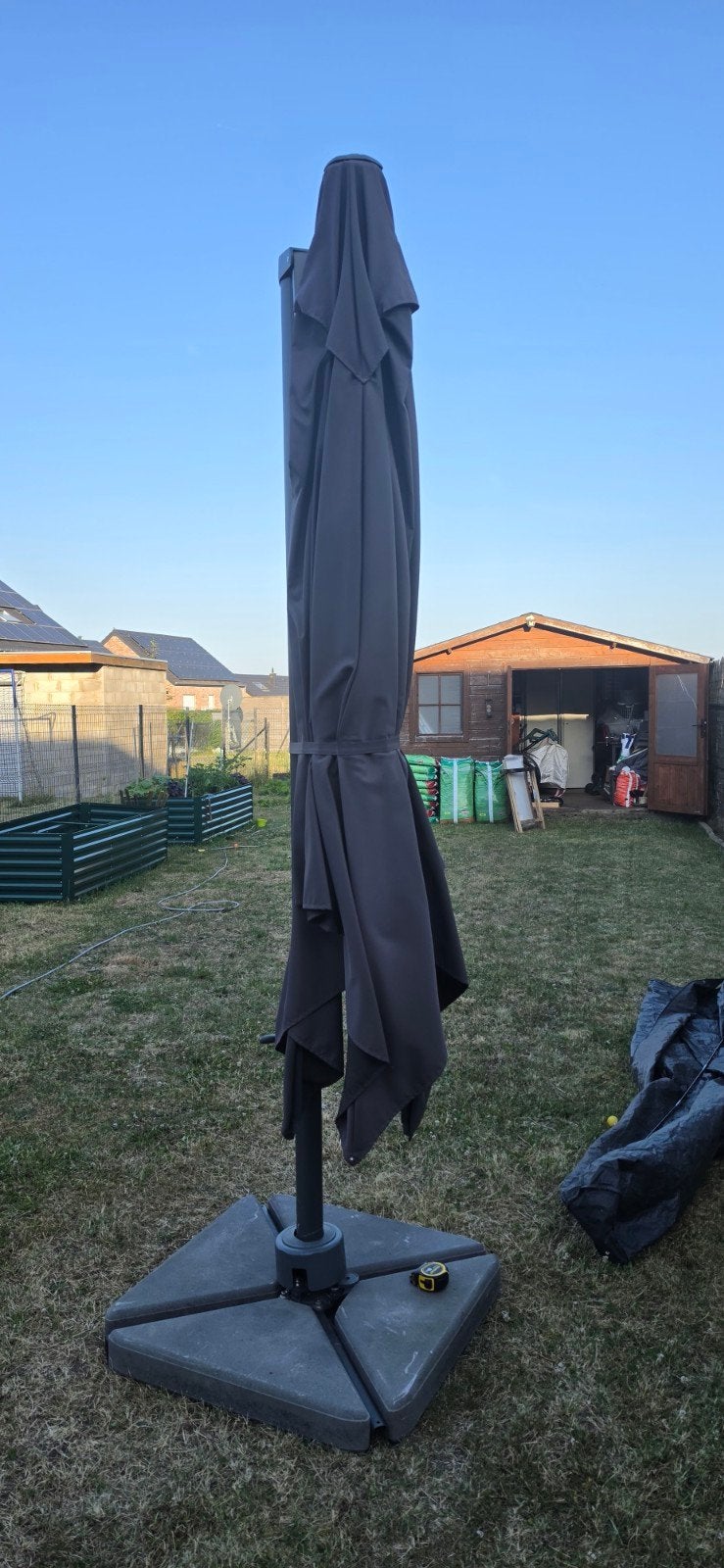 Parapluie jardin très bon état 300×300 avec bloc béton et pr, Enlèvement