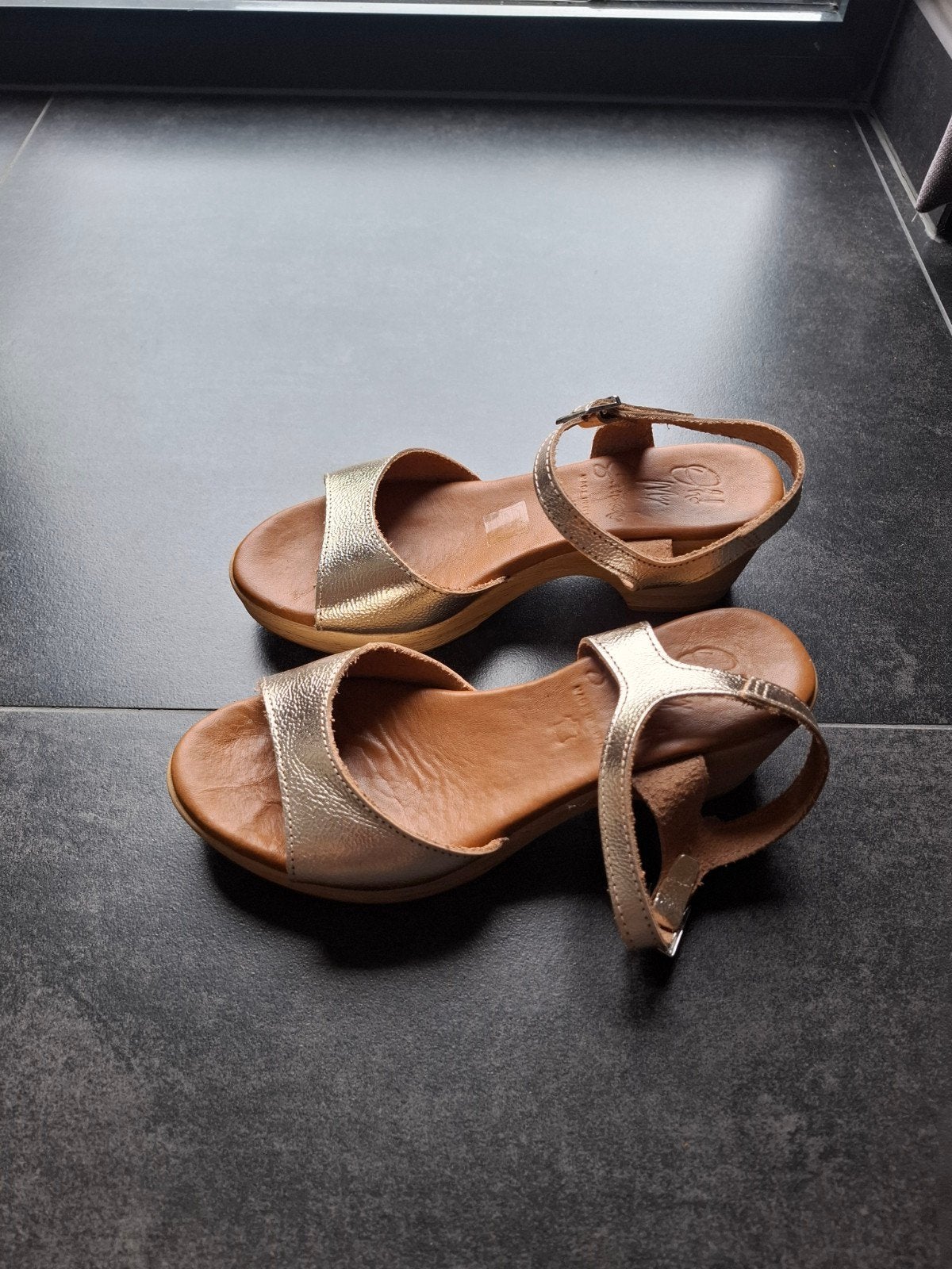 Goudkleurige sandalen met hak, maat 37., Ophalen, Overige kleuren, Sandalen of Muiltjes
