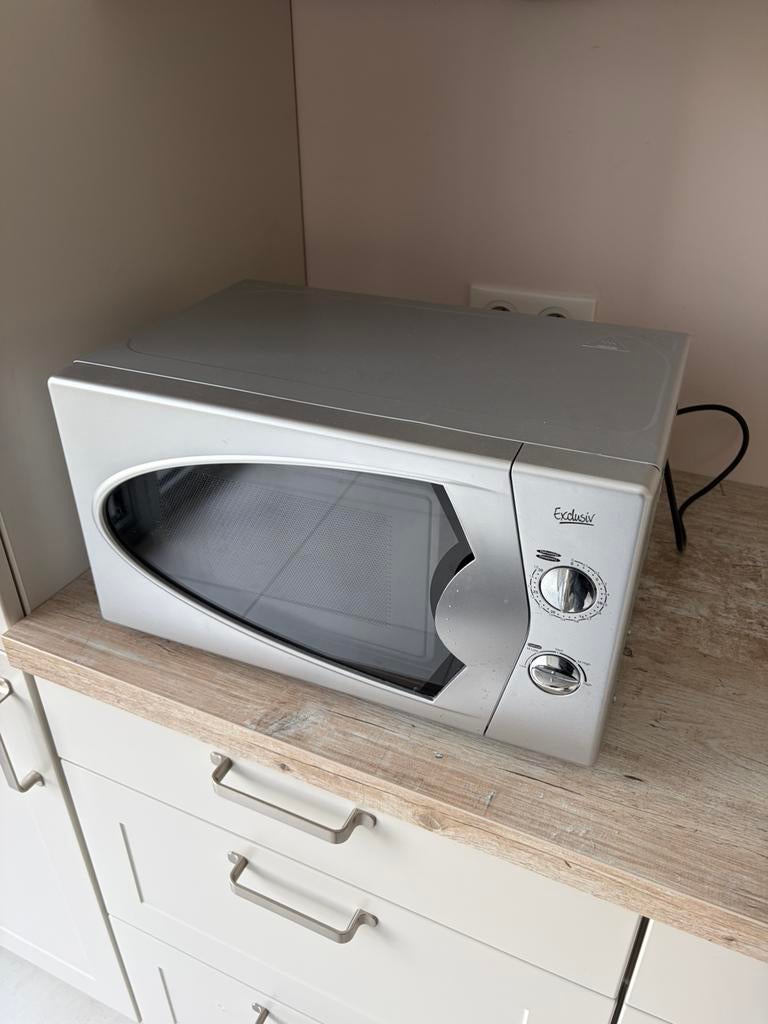 Micro-ondes Exclusiv WP700J-E20 – 700W – Très bon état, Electroménager, Enlèvement, Comme neuf, Micro-ondes