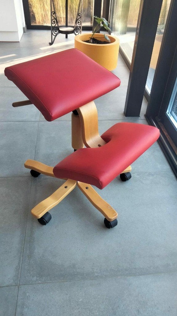 Stokke Varier Wing ergonomische stoel kruk kniestoel, Huis en Inrichting, Ophalen, Gebruikt, Rood, Bureaukruk