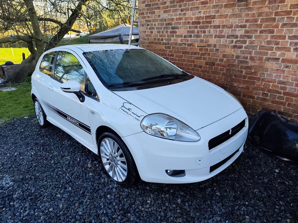 Fiat punto evo 1,3jtd problème moteur, Auto's, Voorwielaandrijving, Stof, Zwart, Wit