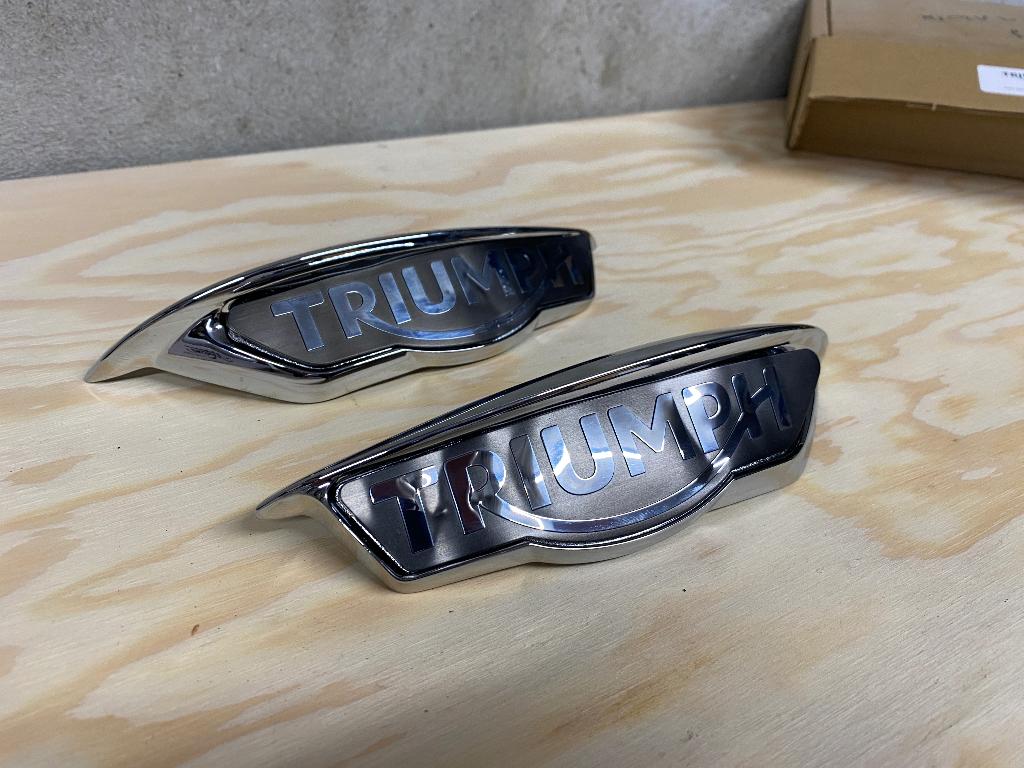 Triumph T120 Tank Badge (Left + Right), Motos, Enlèvement ou Envoi, Neuf