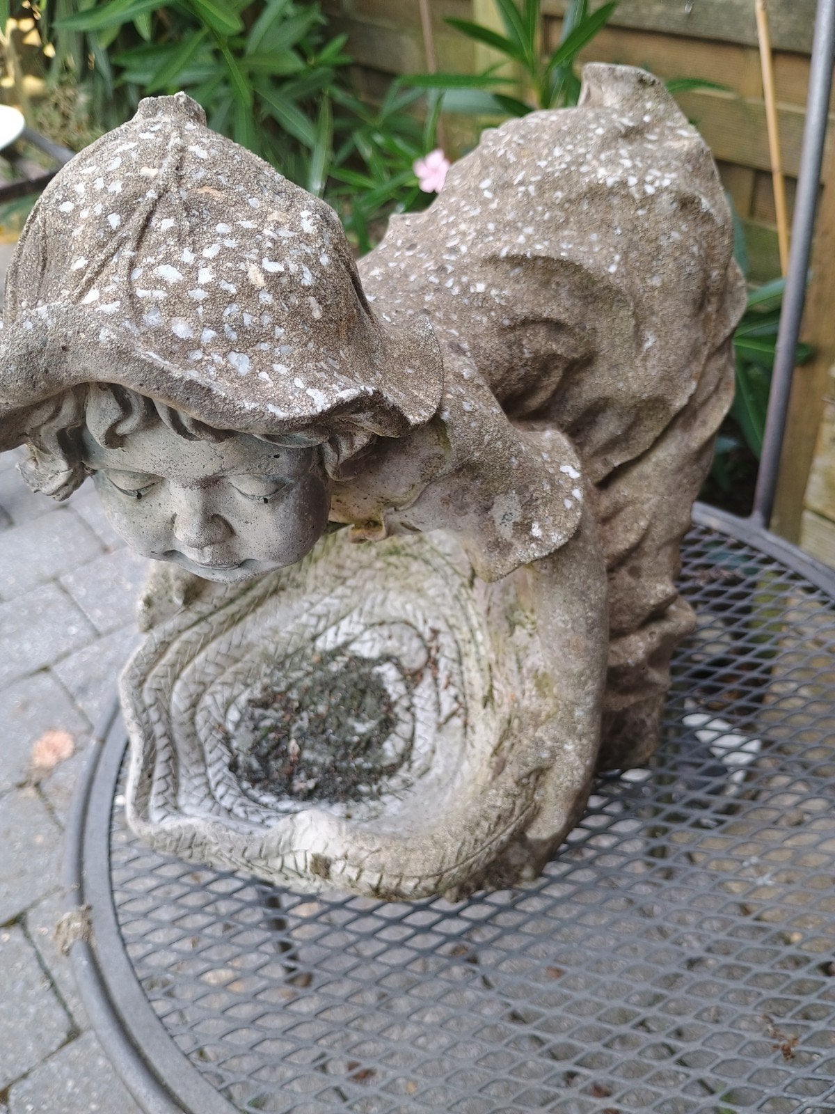 beeld in steen meisje met mandje, Tuin en Terras, Ophalen