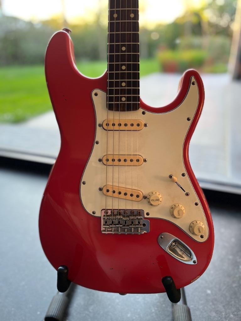 Haar Stratocaster Trad S. + gitaarriem Steiner, Muziek en Instrumenten, Ophalen of Verzenden, Zo goed als nieuw, Solid body, Overige merken
