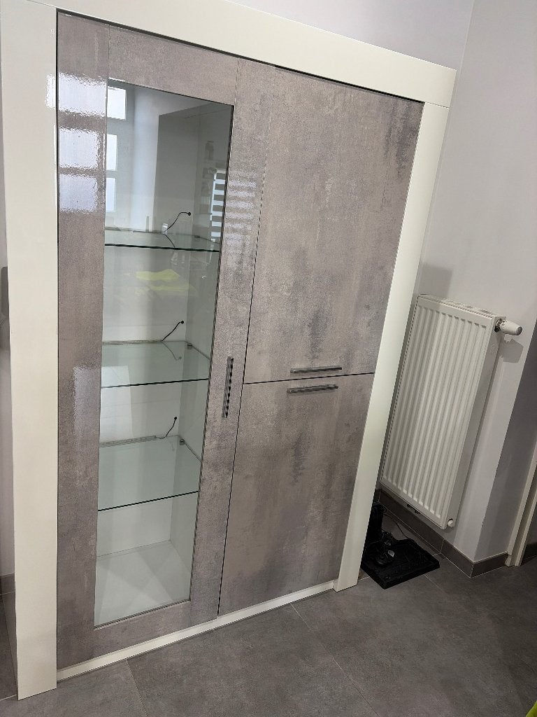 Vitrine couleur blanc béton laqué(avec led intérieur), Maison & Meubles, 25 à 50 cm, Avec porte(s), 100 à 150 cm, Utilisé