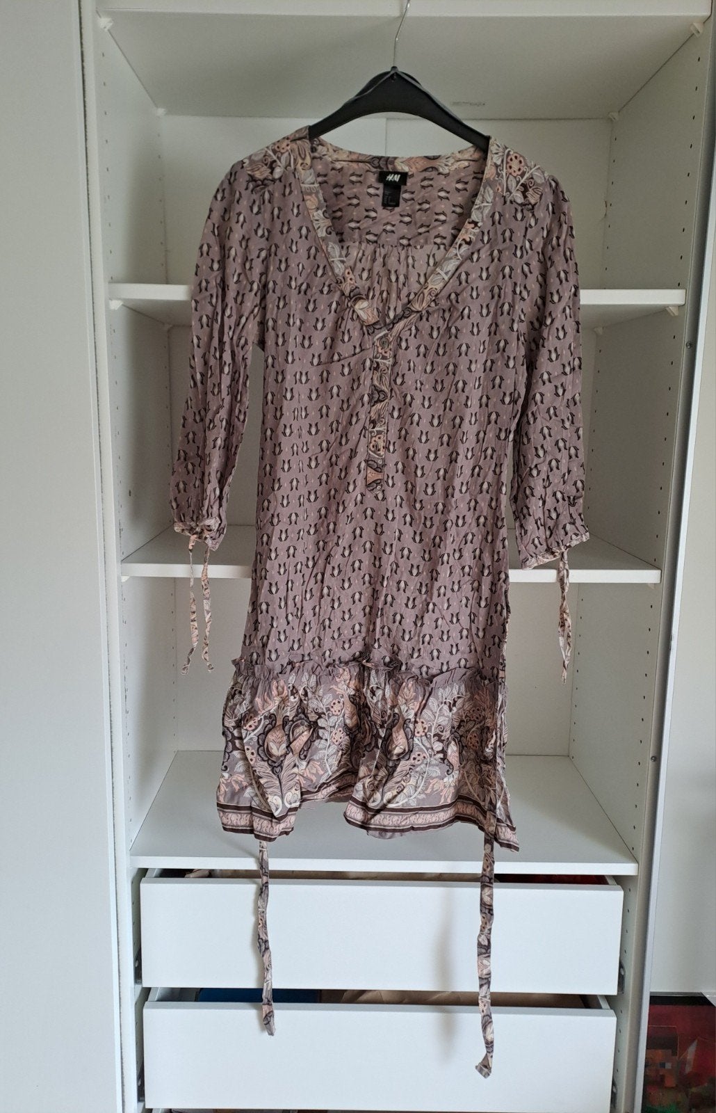 Taille 36 Robe fleurie grise, noire et blanche, manches mi-l, Vêtements | Femmes, H&M, Gris, Enlèvement ou Envoi, Porté