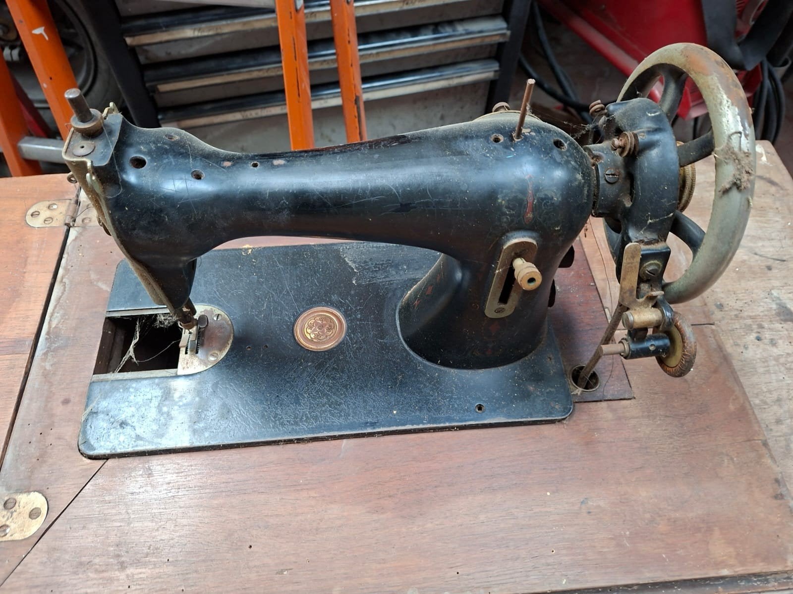 mechanische naaimachine NEW TRIUMPH, Ophalen