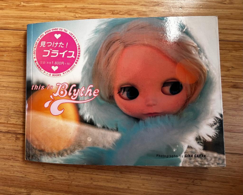 Fotoboek this is blythe;Gina Garan, Verzamelen, Poppen, Ophalen of Verzenden, Nieuw, Pop