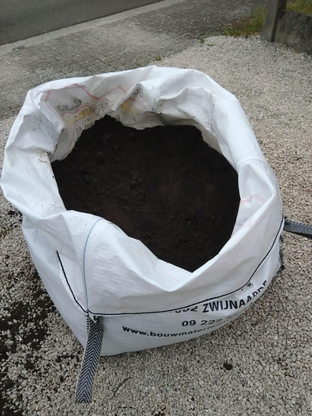 Gratis zwarte teelaarde met compost, Ophalen