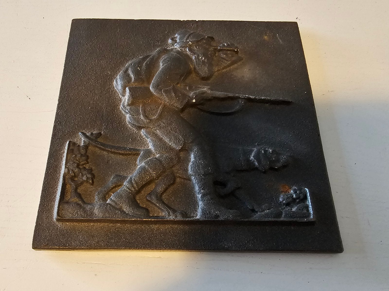 cheminée en fonte avec un relief représentant un oui, Enlèvement ou Envoi