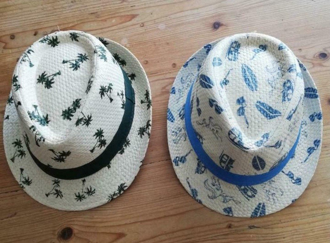 2 zomerhoedjes maat 54, Enfants & Bébés, Vêtements de bébé | Casquettes & Chapeaux, Enlèvement