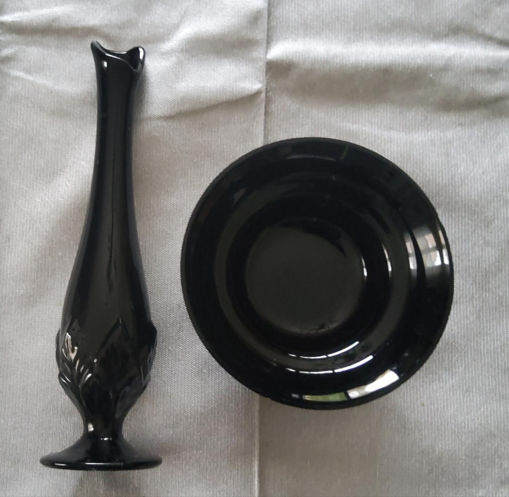 Zwart vaasje met reliëf en schaaltje., Huis en Inrichting, Woonaccessoires | Vazen, Zo goed als nieuw, Zwart, Glas, Ophalen
