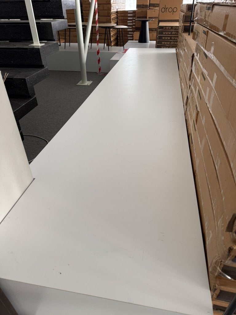 Zwevend podium wit meubelplaat H62 x L400 x B78 cm, Ophalen, Zo goed als nieuw