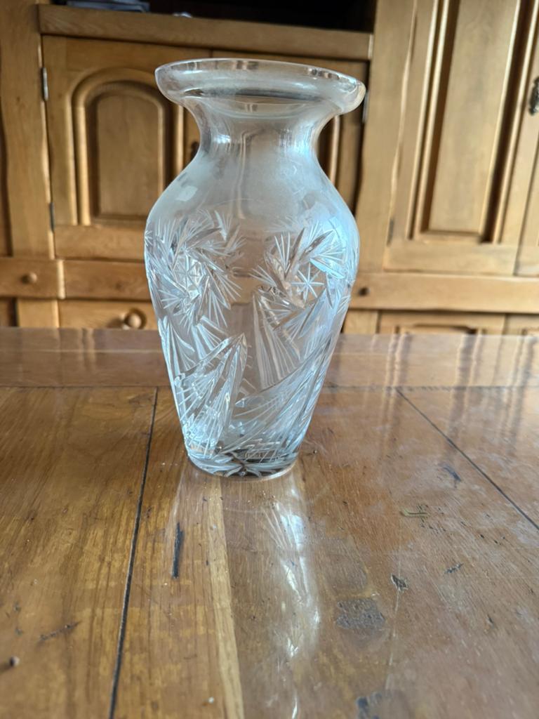 Vase en cristal taillé décor étoilé – style ancien, Envoi