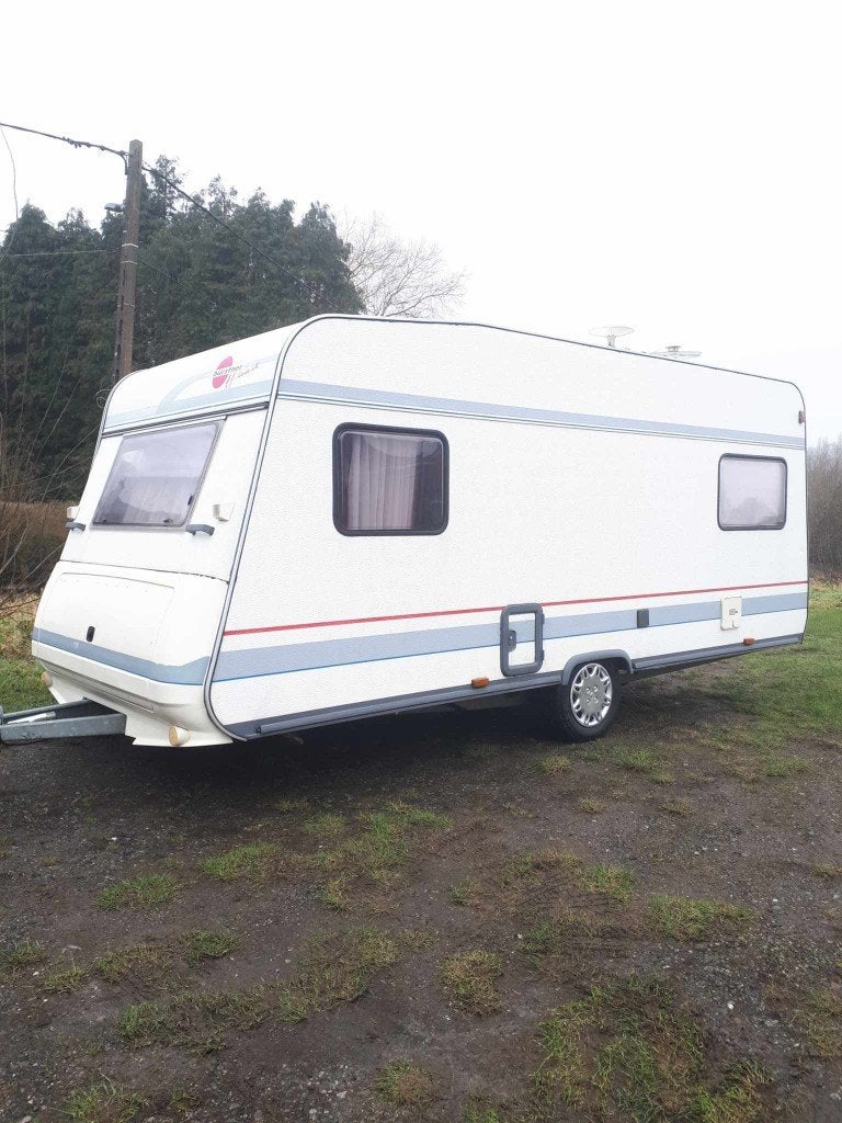 Burstner Caravan, Caravans en Kamperen, Caravans, Particulier, tot en met 4, 1000 - 1250 kg, Rondzit, Bürstner, Omvormbare zithoek
