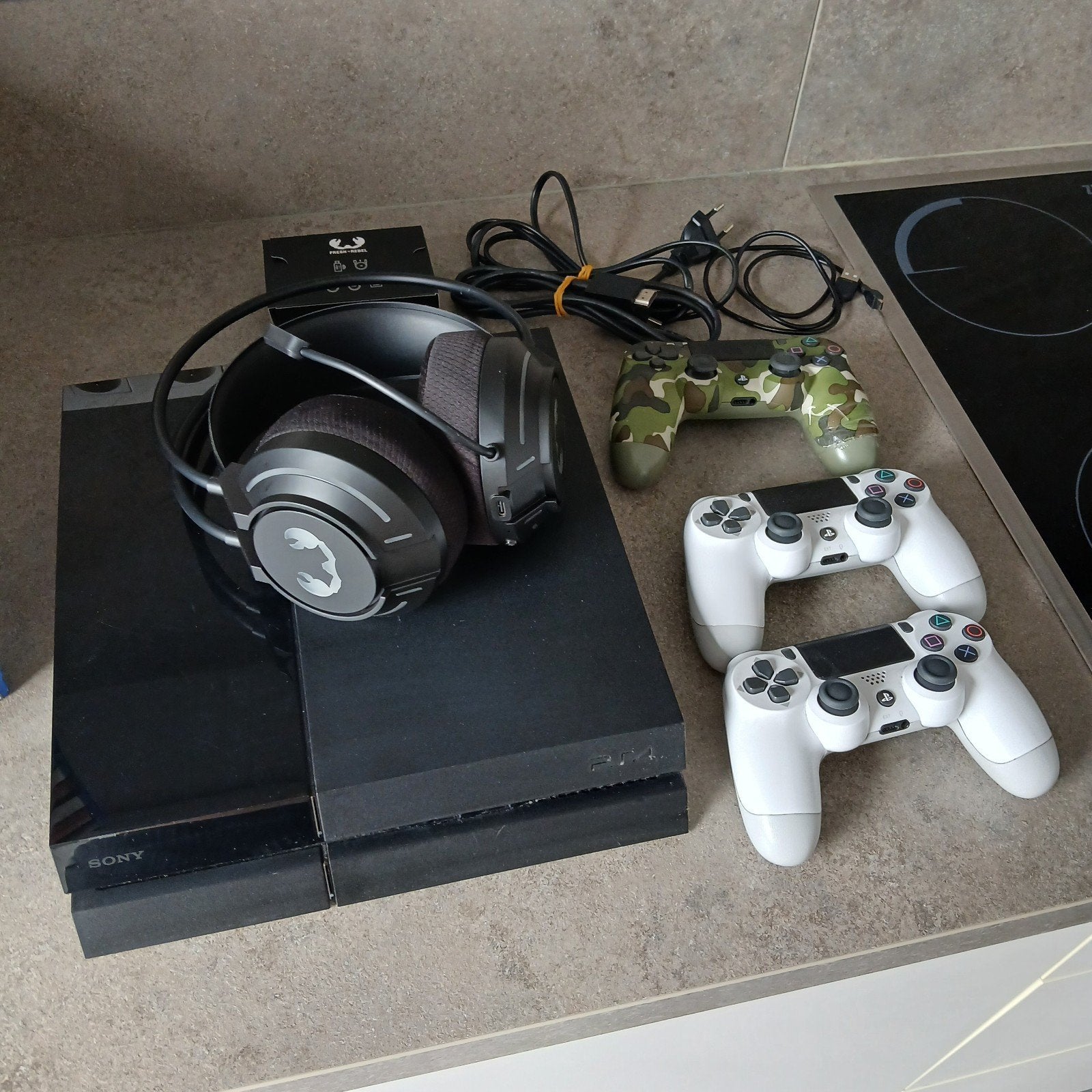 PS4 (500 Go), 3 manettes, casque et de nombreux jeux, Consoles de jeu & Jeux vidéo, 500 GB, Avec 3 manettes ou plus, Enlèvement