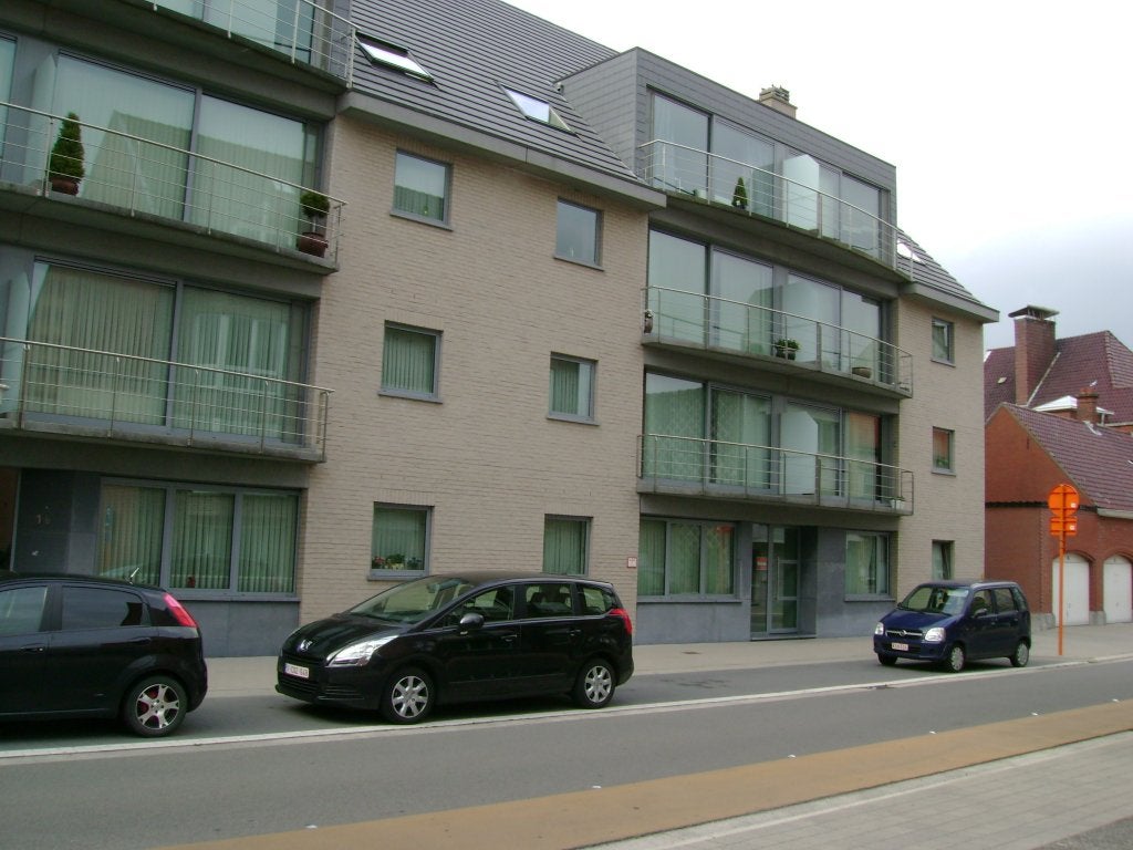 Sint Gillis Waas Te huur app. 2 slpk en garage . beschikb., 50 m² ou plus