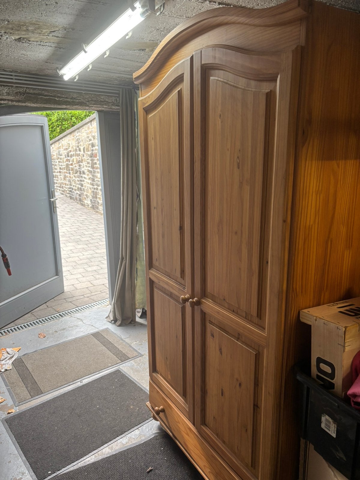 Armoire pin, Enlèvement