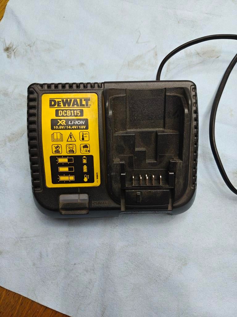Verschillende opladers MAKITA BOSCH DEWALT, Doe-het-zelf en Bouw, Ophalen