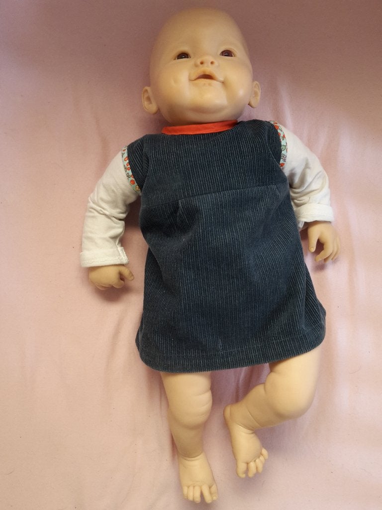 Levensechte softbody babypop met kleertjes aan, Ophalen of Verzenden, Zo goed als nieuw, Babypop