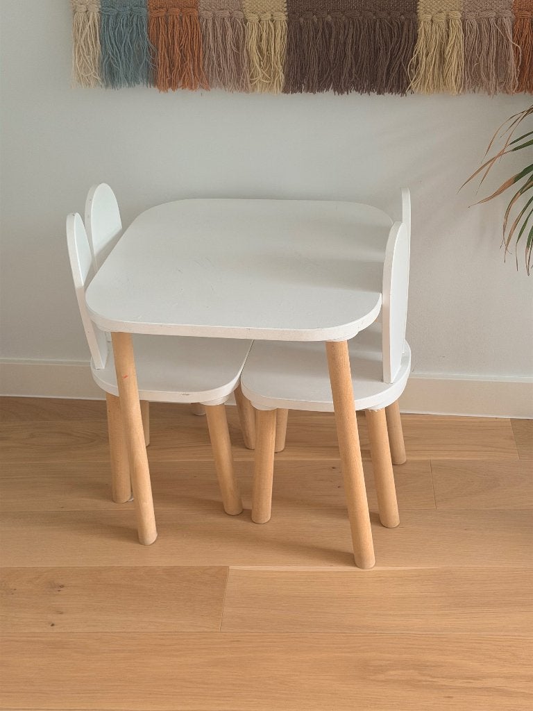Kindertafel met twee konijnenstoeltjes, Kinderen en Baby's, Kinderkamer | Tafels en Stoelen, Gebruikt, Tafel(s) en Stoel(en), Ophalen