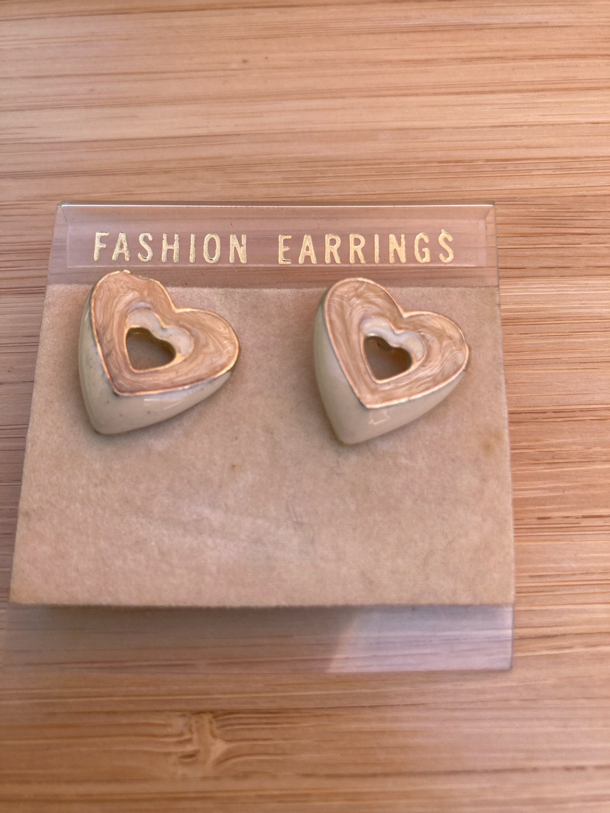 nieuwe oorbellen beige hartjes, Bijoux, Sacs & Beauté, Enlèvement, Neuf, Beige, Puces ou Clous