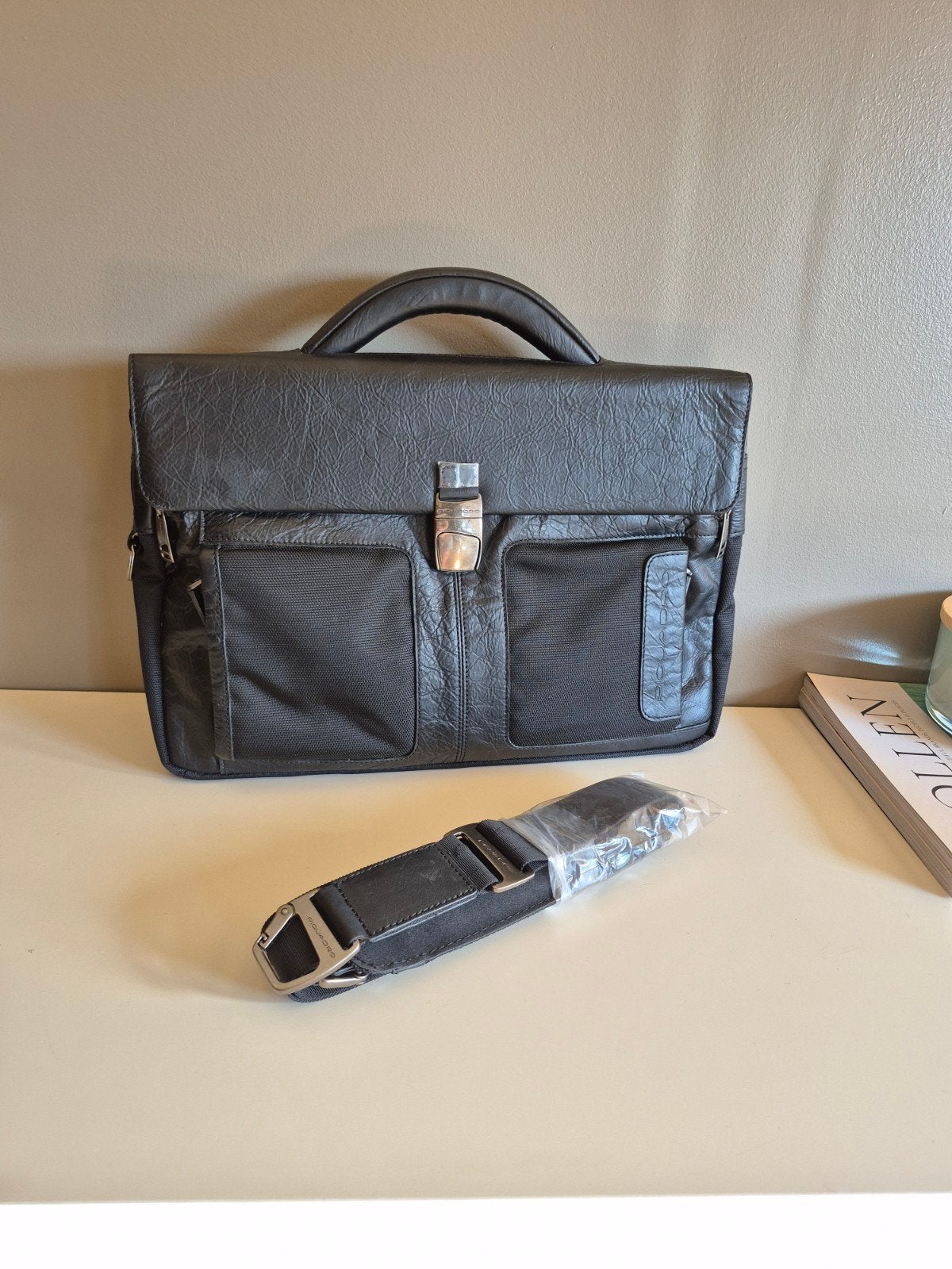 Cartable Piquadro en cuir et tissu technique - Noir - NEUF, Bijoux, Sacs & Beauté, Sacs | Cartables, Enlèvement ou Envoi, Noir