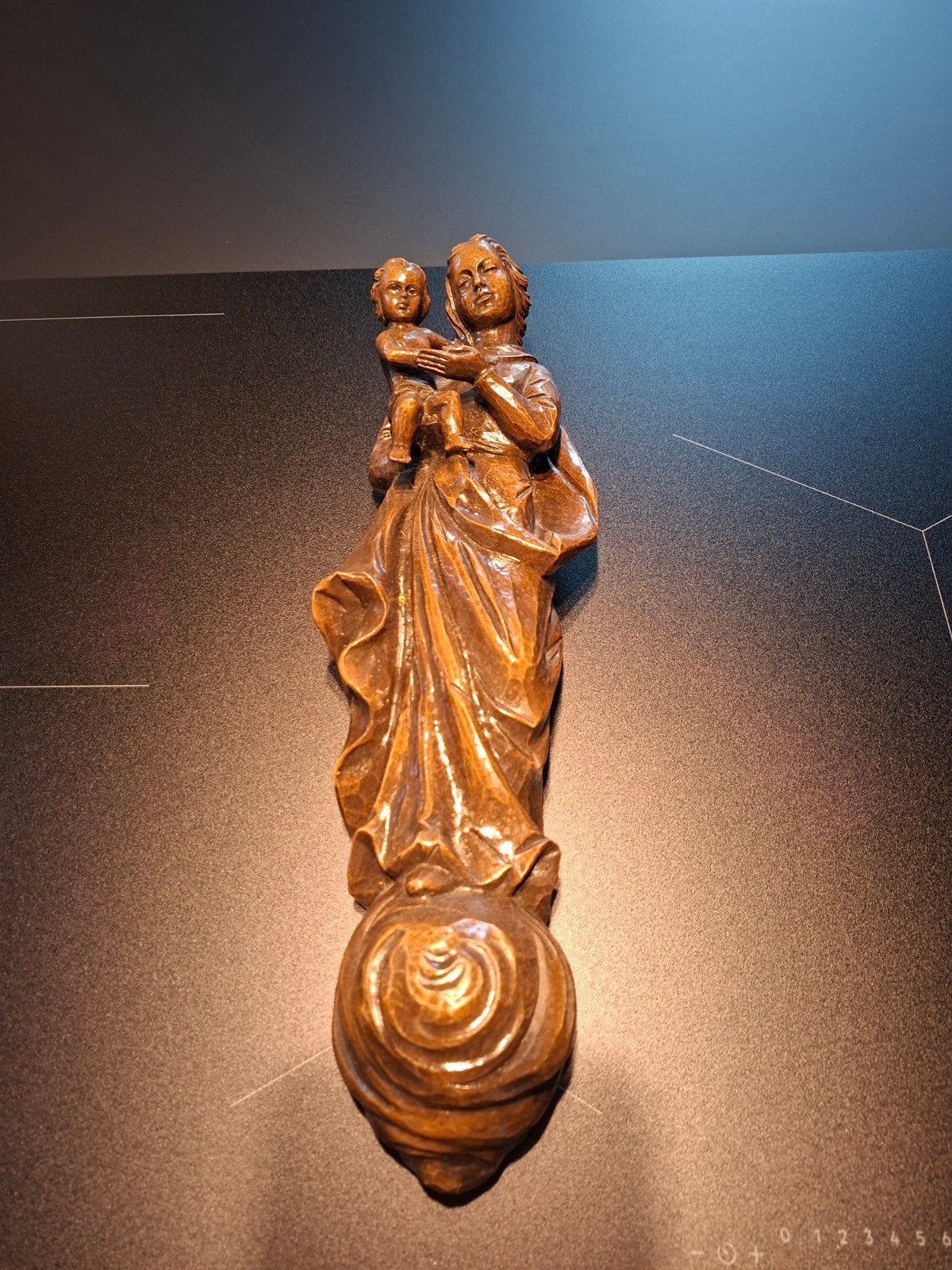 Groot houtsnijwerk met de afbeelding van de Maagd Maria, Antiek en Kunst, Ophalen of Verzenden