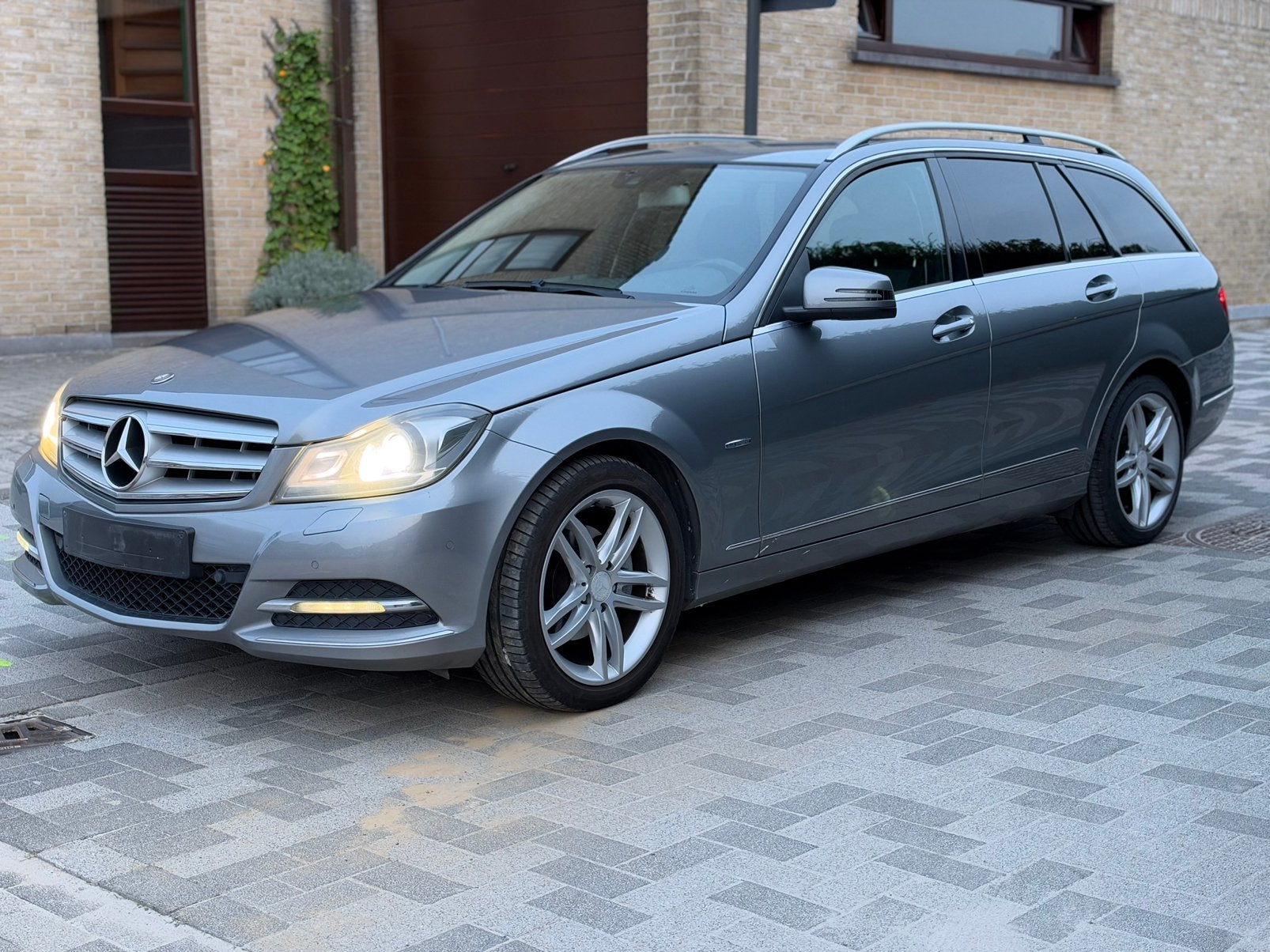 MERCEDES C220 / AVANTGARDE! / AUTOMAAT! / FACELIFT! / EURO5!, Auto's, Zwart, Leder en Stof, 5 deurs, Particulier