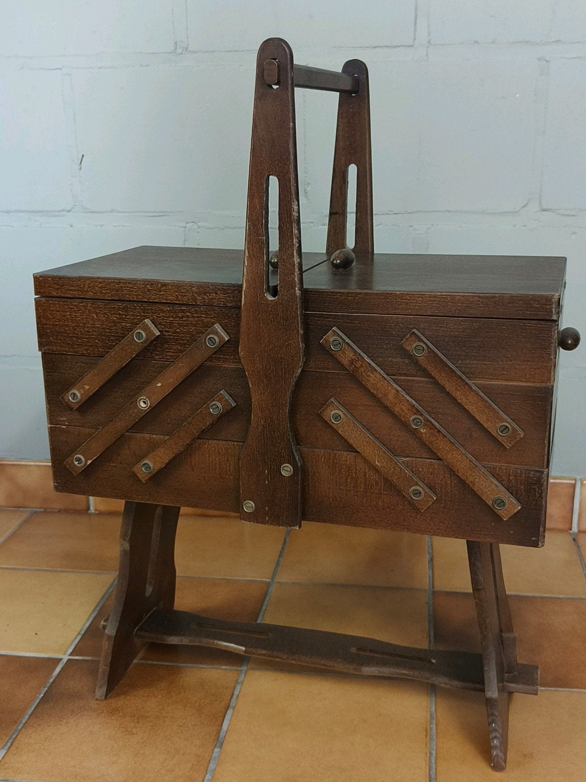 Houten vintage naaikistje op poten - 3 etages, Hobby & Loisirs créatifs, Couture & Fournitures, Enlèvement, Utilisé, Autres types