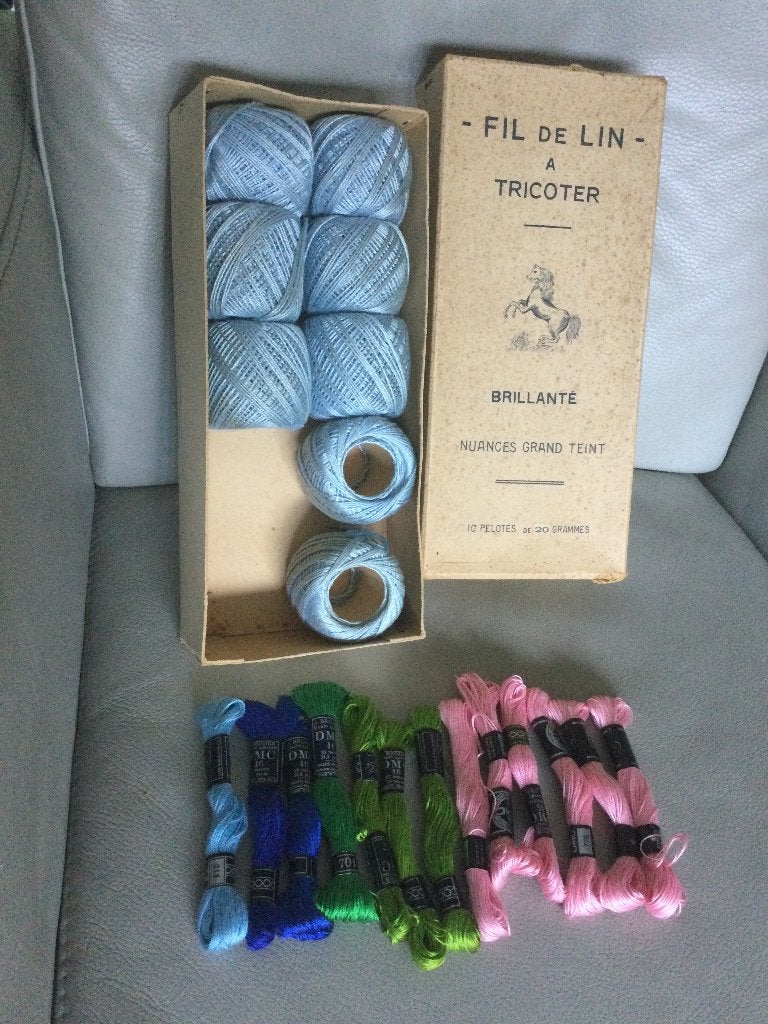BOITE:VINTAGE,CARTON"FIL DE LIN A TRICOTER"+ACCESSOIRES, Enlèvement ou Envoi