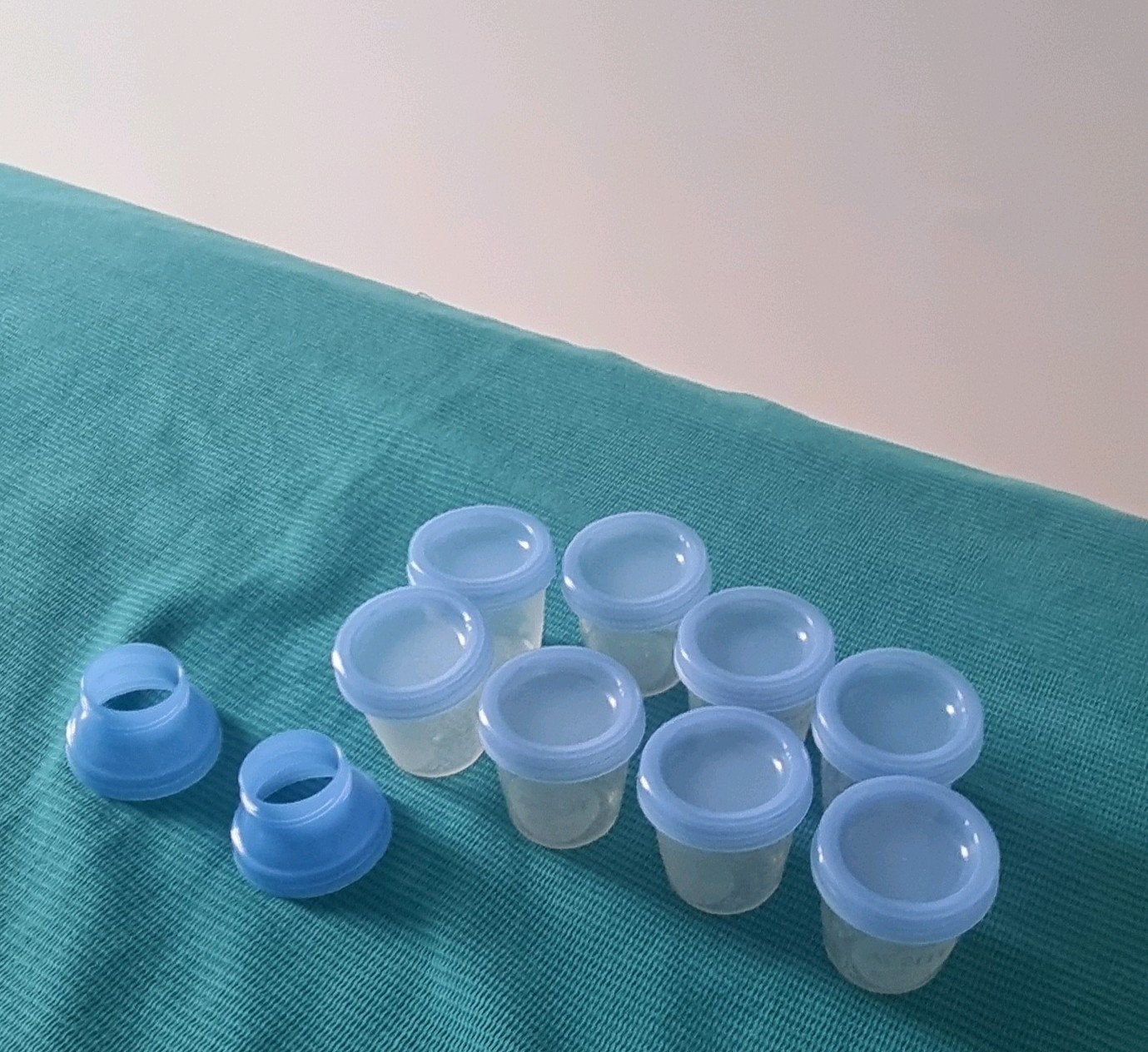 8 pots de conservation de lait maternel + 2 adaptateurs, Enfants & Bébés, Enlèvement, Comme neuf, Boîte de conservation, Philips Avent