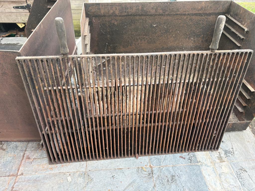 2 heavy duty BBQ’S , vol staal met roosters., Tuin en Terras, Ophalen, Gebruikt