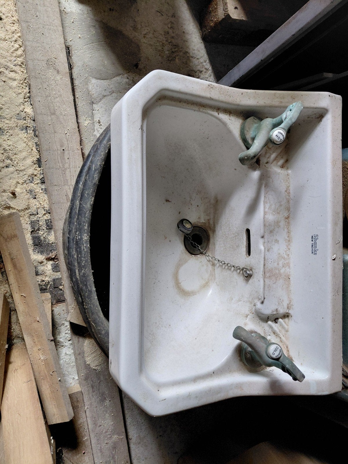 Oude lavabo, Enlèvement