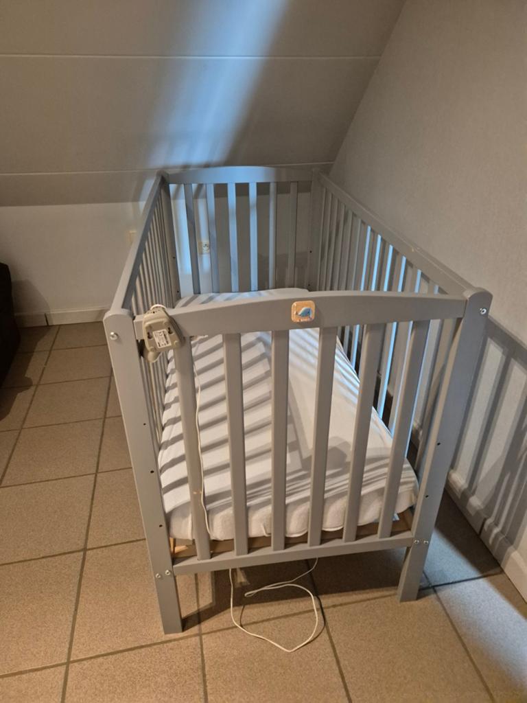 Kinderbed met matras en lakentjes, Kinderen en Baby's, Ophalen
