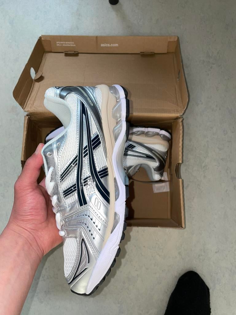 Sneakers ASICS argentées et blanches taille 42, Neuf, Enlèvement ou Envoi, Blanc, Baskets