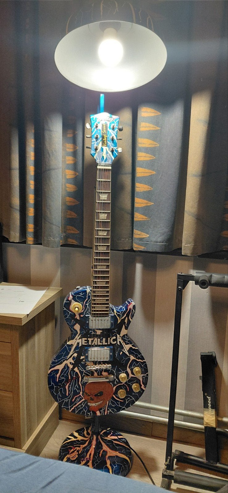 Gitaar met lamp van Metallica speelt maar is meer een sieraa, Musique & Instruments, Accordéons, Enlèvement