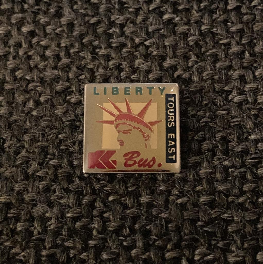PIN - LIBERTY BUS - TOURS EAST - VRIJHEIDSBEELD, Verzamelen, Verzenden, Gebruikt, Overige onderwerpen, Speldje of Pin