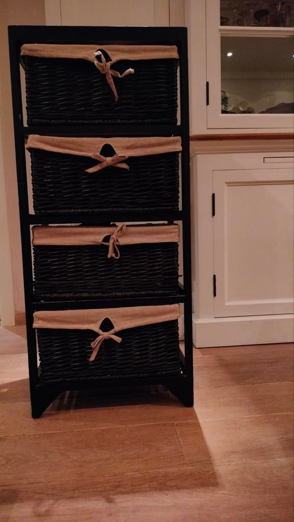 Rotankastje met mandjes. 22€, Ophalen